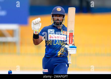 Colombo, Sri Lanka. 6 gennaio 2024. Charith Asalanka dello Sri Lanka celebra dopo aver raggiunto il suo mezzo secolo (50 corse) durante la prima partita internazionale di cricket di un giorno tra Sri Lanka e Zimbabwe al R. Premadasa Stadium di Colombo il 6 gennaio 2024. Viraj Kothalwala/Alamy Live News Foto Stock