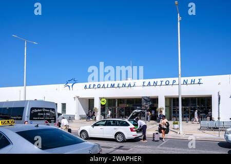 Santorini, Grecia - 19 settembre 2023: Veduta dell'affollato aeroporto di Santorini Grecia Foto Stock