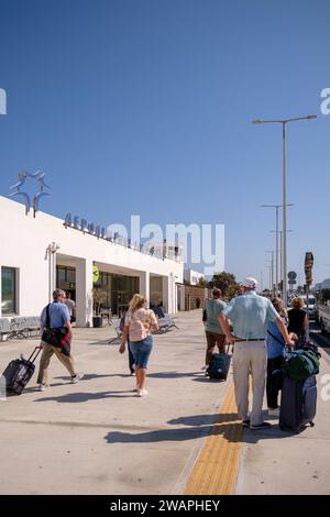 Santorini, Grecia - 19 settembre 2023: Veduta dell'affollato aeroporto di Santorini Grecia Foto Stock