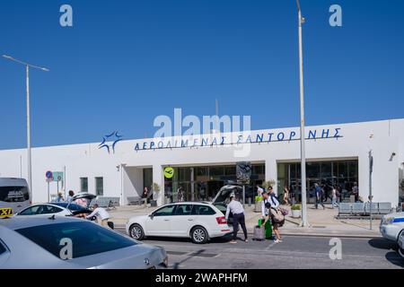 Santorini, Grecia - 19 settembre 2023: Veduta dell'affollato aeroporto di Santorini Grecia Foto Stock