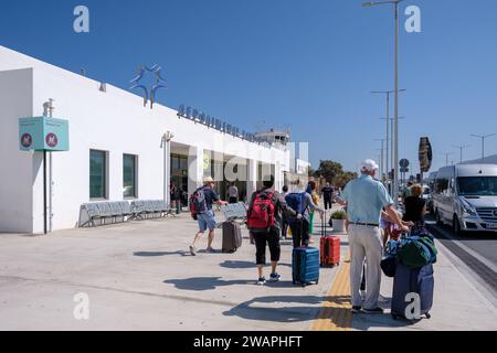 Santorini, Grecia - 19 settembre 2023: Veduta dell'affollato aeroporto di Santorini Grecia Foto Stock