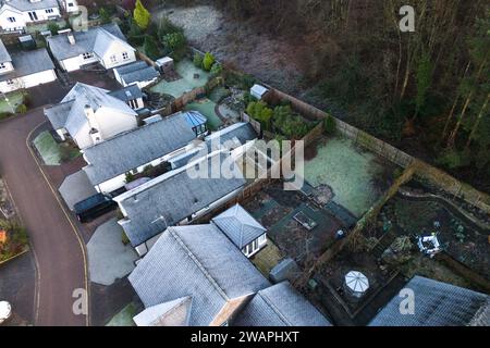 Kendal, Cumbria, 6 gennaio 2024 - Una notte limpida e temperature sotto lo zero hanno portato una fredda gelata mattutina alla città di Kendal in Cumbria durante la notte. I veicoli sono stati visti con parabrezza ghiacciati e la Kendal Ski Slope locale aveva uno strato di ghiaccio dopo le condizioni di gelo. Credito: Stop Press Media/Alamy Live News Foto Stock