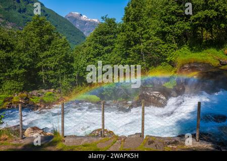 Una piccola cascata di nome Kleivafossen situata vicino a un campeggio nel piccolo villaggio e popolare località di viaggio Geiranger, Norvegia, un patrimonio mondiale dell'UNESCO Foto Stock