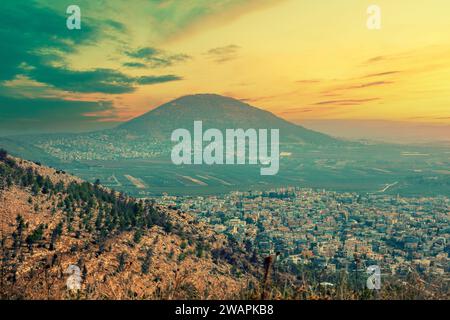 Ammira dal monte Precipice la riserva montana di Tavor e i villaggi arabi di Iksal e Daburiyya nel nord di Israele, a sud-est di Nazareth Foto Stock