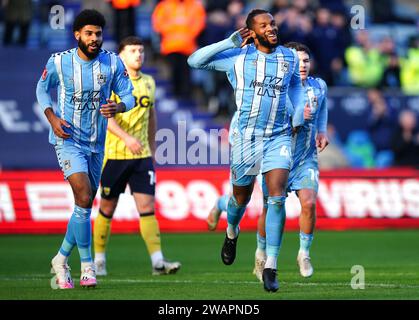 Kasey Palmer di Coventry City (al centro a destra) celebra il terzo gol della loro squadra con i compagni di squadra durante la partita del terzo turno della Emirates fa Cup alla Coventry Building Society Arena di Coventry. Data immagine: Sabato 6 gennaio 2024. Foto Stock