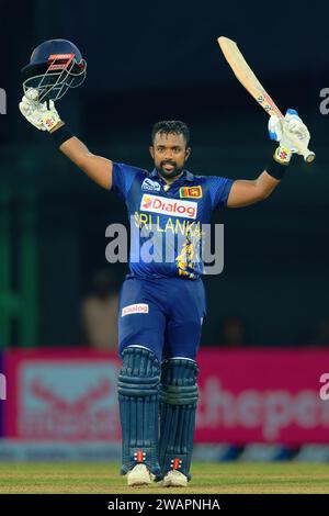 Colombo, Sri Lanka. 6 gennaio 2024. Charith Asalanka dello Sri Lanka celebra dopo aver segnato un secolo (100 punti) durante la prima partita internazionale di cricket di un giorno tra Sri Lanka e Zimbabwe al R. Premadasa Stadium di Colombo il 6 gennaio 2024. Viraj Kothalwala/Alamy Live News Foto Stock