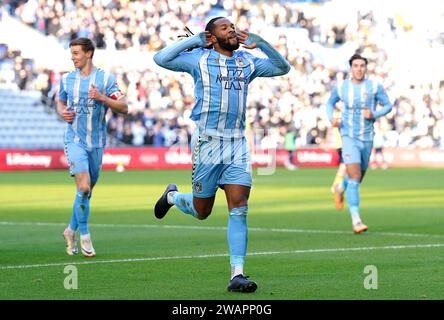 Kasey Palmer (centro) del Coventry City celebra il terzo gol della squadra con i compagni di squadra durante la partita del terzo turno della Emirates fa Cup alla Coventry Building Society Arena di Coventry. Data immagine: Sabato 6 gennaio 2024. Foto Stock