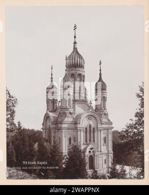 "Griechic Kapelle"/Russian Orthodox Church on the Neroberg, Wiesbaden, Germania, 1896 Fotografia errata "Greek Chapel" menzionata la chiesa ortodossa russa "Der Heiligen Elisabeth in Wiesbaden", che Adolf von Nassau morì per la sua giovane, defunta moglie Elisabeta Michailovna (figlia del fratello minore dello zaren i e di Nicolaas i di Russia) tra il 1847 -1855 lo fece costruire. Carta Wiesbaden. Wiesbaden con stampa in argento e gelatina di cartone Foto Stock