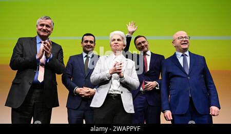 Stoccarda, Germania. 6 gennaio 2024. I politici del FDP Hans-Ulrich Rülke (l-r), il leader del gruppo parlamentare del FDP nel parlamento di Stato del Baden-Württemberg, Bijan Djir-sarai, Segretario generale del FDP, Marie-Agnes Strack-Zimmermann, membro del comitato esecutivo del FDP, Christian Lindner, presidente federale del FDP, e Michael Theurer, presidente di stato del FDP Baden-Württemberg, salgono sul palco durante la riunione dell'Epifania del FDP al Teatro dell'Opera. I liberali tradizionalmente danno il via al nuovo anno politicamente il 6 gennaio. Crediti: Bernd Weißbrod/dpa/Alamy Live News Foto Stock