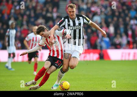 Sunderland sabato 6 gennaio 2024. Il Sunderland Trai Hume fouls Dan Burn del Newcastle United durante la partita di fa Cup del terzo turno tra Sunderland e Newcastle United allo Stadium of Light, Sunderland, sabato 6 gennaio 2024. (Foto: Michael driver | mi News) crediti: MI News & Sport /Alamy Live News Foto Stock