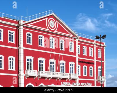 Epica facciata rossa della ferrovia Santa Apolonia a Lisbona, Portogallo Foto Stock