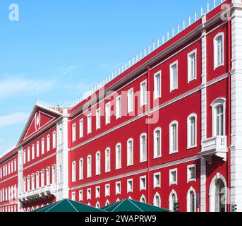 Epica facciata rossa della ferrovia Santa Apolonia a Lisbona, Portogallo Foto Stock