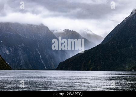 Una vista panoramica delle cascate di Milford Sound in nuova Zelanda in una giornata nebbia Foto Stock