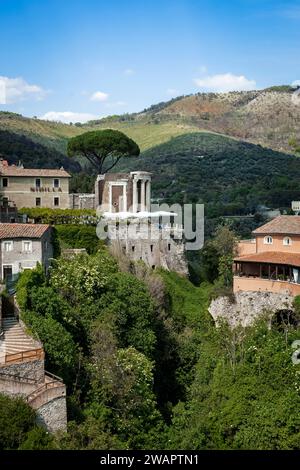 panorama dell'antico tempio della sibilla a Tivoli, circondato da un'area urbana e da un lussureggiante ambiente verde Foto Stock