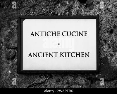 Un'etichetta appesa al muro indica le antiche cucine del Castello di Bracciano Foto Stock