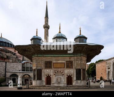 La fontana Ahmed III è una fontana situata nella grande piazza di fronte all'ingresso principale del Palazzo Topkapı a Istanbul Foto Stock