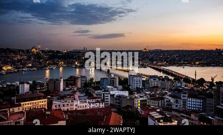 Magnifica vista al tramonto della città di Istanbul dalla Torre Galata Foto Stock
