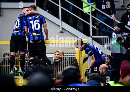 Milano, Italia. 6 gennaio 2024. Il centrocampista italiano #16 dell'Inter Milan Davide Frattesi festeggia dopo aver segnato il secondo gol della sua squadra con l'attaccante argentino #10 dell'Inter Milan Lautaro Martinez e il centrocampista italiano dell'Inter Milan #23 Nicolo Barella durante la partita di serie A tra l'Inter Milan e l'Hellas Verona allo stadio San Siro di Milano, Italia il 6 gennaio 2024 crediti: Piero Cruciatti/Alamy Live News Foto Stock