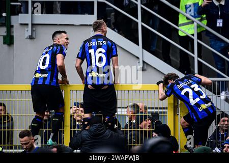 Milano, Italia. 6 gennaio 2024. Il centrocampista italiano #16 dell'Inter Milan Davide Frattesi festeggia dopo aver segnato il secondo gol della sua squadra con l'attaccante argentino #10 dell'Inter Milan Lautaro Martinez e il centrocampista italiano dell'Inter Milan #23 Nicolo Barella durante la partita di serie A tra l'Inter Milan e l'Hellas Verona allo stadio San Siro di Milano, Italia il 6 gennaio 2024 crediti: Piero Cruciatti/Alamy Live News Foto Stock