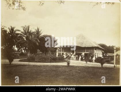 Paul Sandel di fronte alla sua casa a Tandjong pura, Langkat Sumatra, Heinrich Ernst & Co, c. 1900 fotografa il supporto fotografico di Bindjai Langkat. carta. L'albume di cartone stampa Sumatra Foto Stock