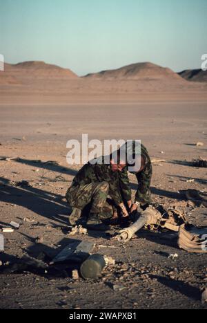 22nd gennaio 1991 Nel deserto dell'Arabia Saudita nord-occidentale, l'equipaggio di terra attraversa il relitto di una RAF Tornado GR1. Foto Stock