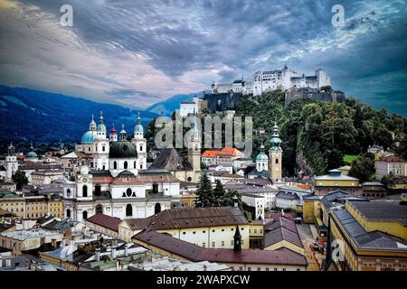 La città austriaca di Salisburgo con le sue numerose chiese e Castello Hohensalzburg che domina la città. Foto Stock