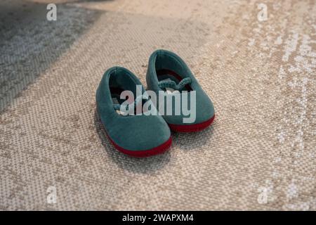 Primo piano di un paio di scarpe da ragazza su un tappeto beige Foto Stock