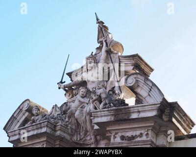 Museo militare di Lisbona Portogallo con sculture monumentali all'ingresso Foto Stock