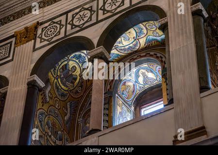 FIRENZE, ITALIA - 18 SETTEMBRE 2023 - dettaglio architettonico del battistero della cattedrale di Santa Maria del Fiore a Firenze, Italia Foto Stock