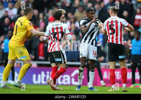 Sunderland sabato 6 gennaio 2024. Alexander Isak del Newcastle United indica Daniel Ballard del Sunderland a seguito di un alterco durante la partita di fa Cup del terzo turno tra Sunderland e Newcastle United allo Stadium of Light, Sunderland, sabato 6 gennaio 2024. (Foto: Michael driver | mi News) crediti: MI News & Sport /Alamy Live News Foto Stock