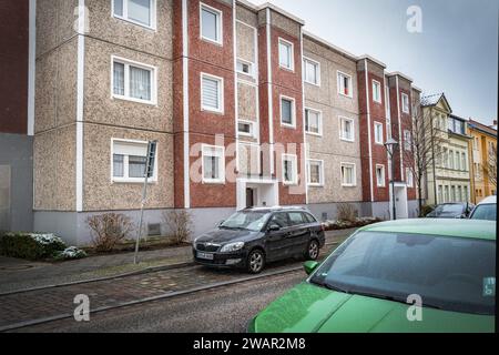 Bernau im Landkreis Barnim, Bundesland Brandenburg: Plattenbau in der Innenstadt - 06.01.2024 Brandenburg *** Bernau nel distretto di Barnim, stato di Brandeburgo edificio prefabbricato nel centro della città 06 01 2024 Brandenburg Foto Stock