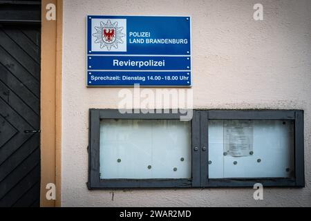 Bernau im Landkreis Barnim, Bundesland Brandeburgo: Polizei, Land Brandenburg, Revierpolizei - 06.01.2024 Brandeburgo *** Bernau nel distretto di Barnim, polizia di stato di Brandeburgo, stato di Brandeburgo, polizia di distretto 06 01 2024 Brandeburgo Foto Stock