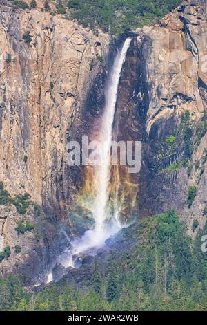 Con un'altezza di oltre 2.425 metri, le Yosemite Falls sono una delle cascate più alte del Nord America. Scorre approssimativamente da novembre a luglio, con Foto Stock