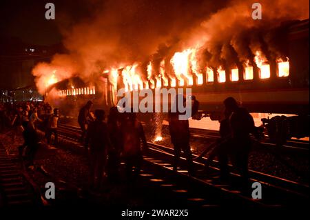 Dhaka, Bangladesh - 5 gennaio 2024: Almeno quattro persone sono state uccise in un incendio doloso al treno Benapole Express a Gopibagh durante l'attesa del treno Foto Stock