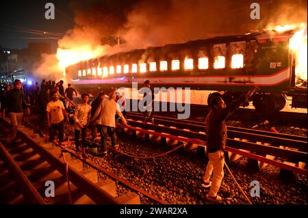 Dhaka, Bangladesh - 5 gennaio 2024: Almeno quattro persone sono state uccise in un incendio doloso al treno Benapole Express a Gopibagh durante l'attesa del treno Foto Stock