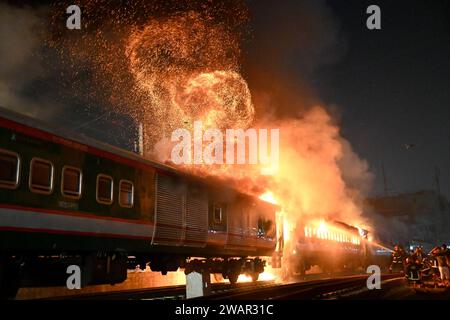 Dhaka, Bangladesh - 5 gennaio 2024: Almeno quattro persone sono state uccise in un incendio doloso al treno Benapole Express a Gopibagh durante l'attesa del treno Foto Stock
