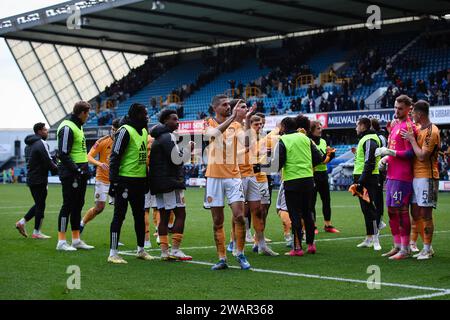 LONDRA, Regno Unito - 6 gennaio 2024: I giocatori del Leicester City applaudono i tifosi dopo il terzo turno di fa Cup tra il Millwall FC e il Leicester City FC al Den (Credit: Craig Mercer/ Alamy Live News) Foto Stock