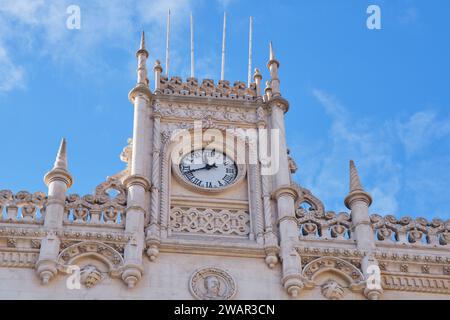 Lisbona, Portogallo - dicembre 2023: Orologio della stazione ferroviaria di Rossio Foto Stock