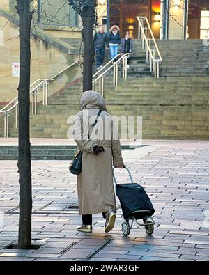 Glasgow, Scozia, Regno Unito. 6 gennaio 2024. Tempo nel Regno Unito: La notte gelida con cielo limpido ha visto una giornata fredda per gli abitanti del luogo sabato facendo shopping nel centro della città. Credit Gerard Ferry/Alamy Live News Foto Stock