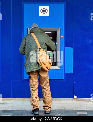 Glasgow, Scozia, Regno Unito. 6 gennaio 2024. Tempo nel Regno Unito: La notte gelida con cielo limpido ha visto una giornata fredda per gli abitanti del luogo sabato facendo shopping nel centro della città. Credit Gerard Ferry/Alamy Live News Foto Stock