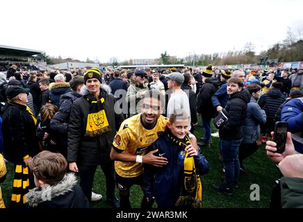 Il Liam Sole del Maidstone United festeggia in campo con un tifoso al termine della partita del terzo turno della Emirates fa Cup al Gallagher Stadium di Maidstone. Data immagine: Sabato 6 gennaio 2024. Foto Stock