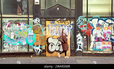 Glasgow, Scozia, Regno Unito. 6 gennaio 2024. Tempo nel Regno Unito: La notte gelida con cielo limpido ha visto una giornata fredda per gli abitanti del luogo sabato facendo shopping nel centro della città. Credit Gerard Ferry/Alamy Live News Foto Stock