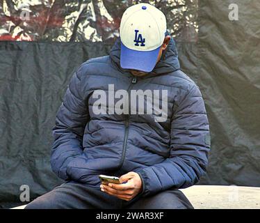 Glasgow, Scozia, Regno Unito. 6 gennaio 2024. Tempo nel Regno Unito: La notte gelida con cielo limpido ha visto una giornata fredda per gli abitanti del luogo sabato facendo shopping nel centro della città. Credit Gerard Ferry/Alamy Live News Foto Stock