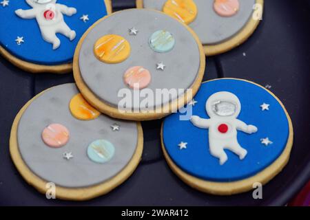 Una collezione di biscotti festivi disposti in pila su un piatto di porcellana bianca Foto Stock