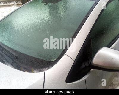 Crosta di ghiaccio sulla parte anteriore dell'auto Foto Stock