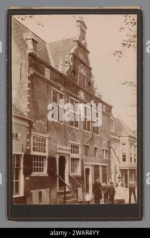 Facciata di De Waag in Enkhuizen, Anonimo, c. 1885 - c. 1910 Fotografia di Enkhuizen cartoncino. facciata di supporto fotografico (di casa o edificio). Il coraggio della pesatura Foto Stock