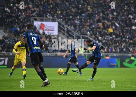 Milano, Italia. 6 gennaio 2024. Hakan Calhanoglu dell'Inter durante la partita di serie A tra Inter FC Internazionale e Hellas Verona FC il 6 gennaio 2024 allo stadio Giuseppe Meazza San Siro Siro di Milano. Crediti: Tiziano Ballabio/Alamy Live News Foto Stock