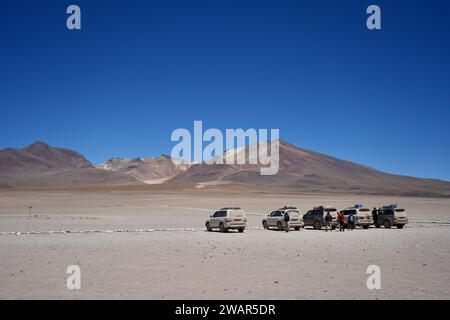 veicoli 4x4 nel deserto con montagne dietro un cielo blu. Potosi, Bolivia. Foto Stock