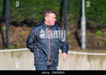 Landore, Swansea, Galles. 6 gennaio 2024. Harvey capo allenatore di Swansea City Under 18 durante il warm-up pre-partita prima della partita Under 18 Professional Development League tra Swansea City e Ipswich Town presso la Swansea City Academy di Landore, Swansea, Galles, Regno Unito, il 6 gennaio 2024. Crediti: Duncan Thomas/Majestic Media/Alamy Live News. Foto Stock