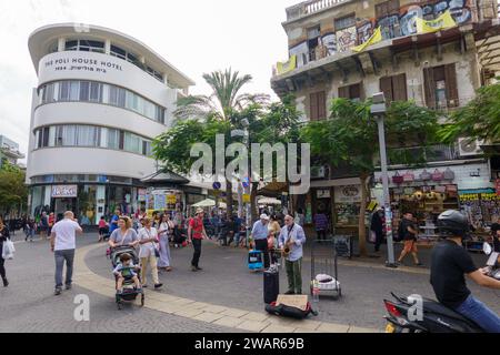 Tel Aviv, Israele - 12 novembre 2023: I musicisti di strada suonano sullo sfondo della vivace vita cittadina e della variegata architettura di Tel Aviv Foto Stock